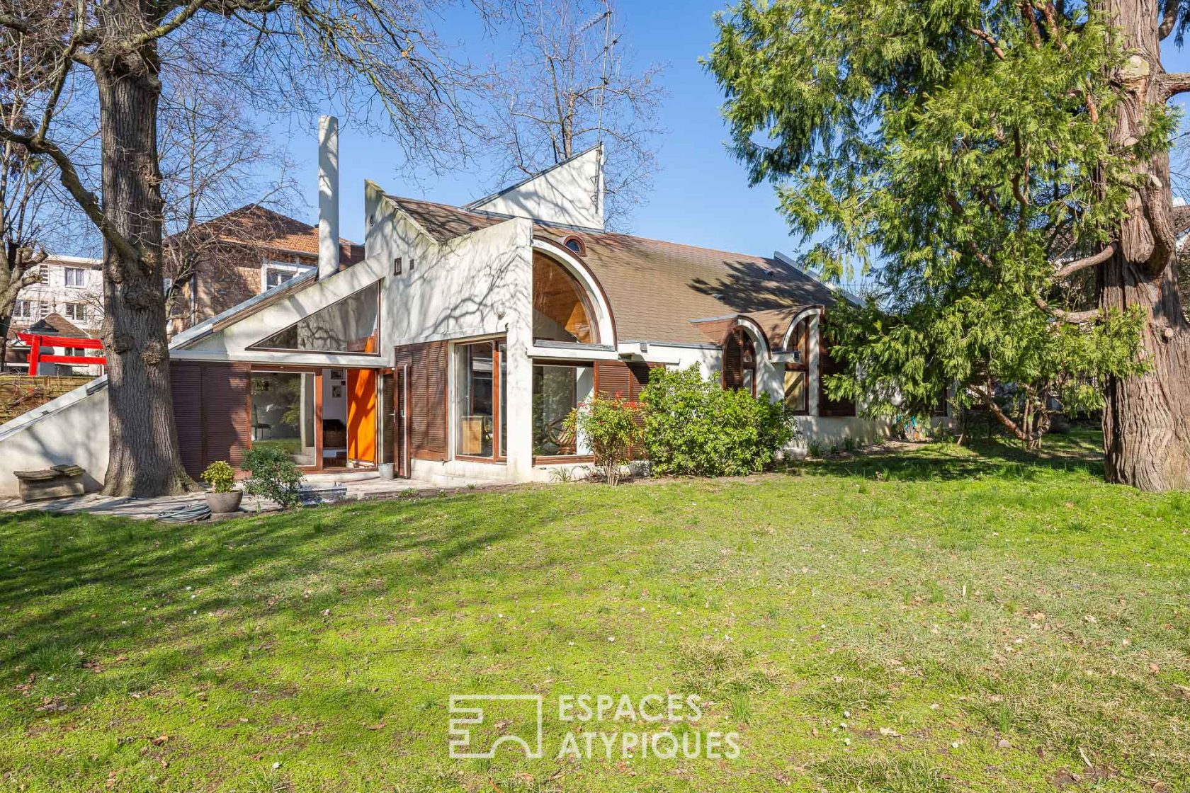 découvrez notre sélection de maisons des années 1970, alliant charme rétro et potentiel de rénovation pour un habitat unique et authentique.