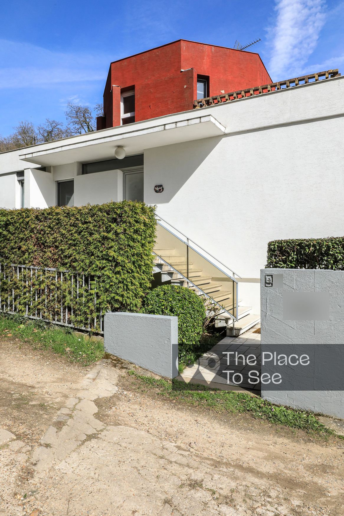 découvrez notre charmante maison des années 1970, alliant caractère et confort, idéale pour une famille en quête de charme et d'authenticité.