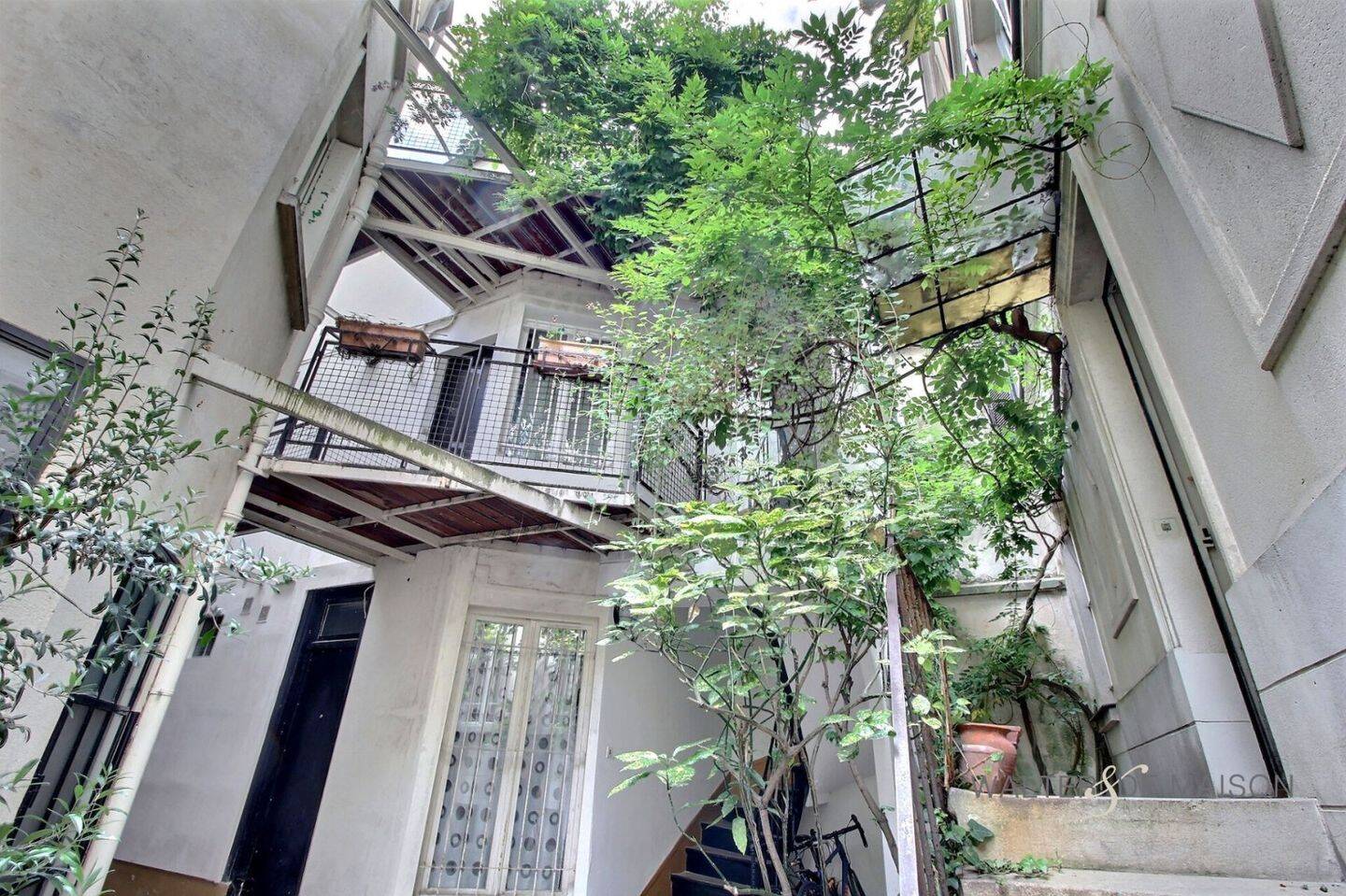 découvrez cette maison à rénover située dans le nord de paris, offrant un fort potentiel pour créer votre espace de vie idéal au cœur de la capitale.