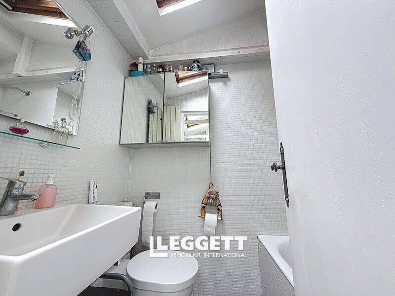 découvrez cette maison à rénover située à paris, une opportunité unique pour créer la maison de vos rêves au cœur de la capitale. potentiel élevé et emplacement privilégié.