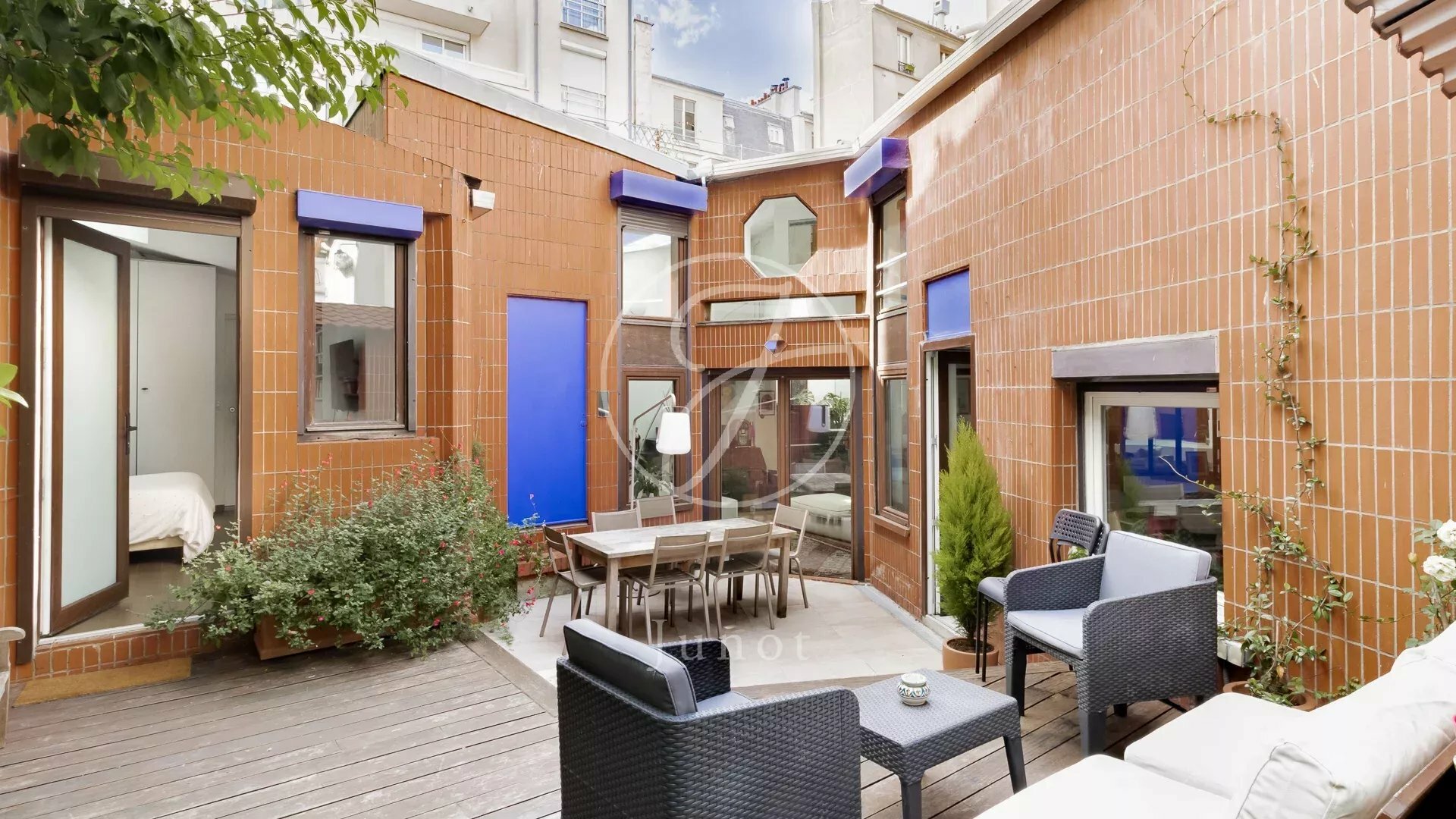 découvrez cette maison à rénover à prix bas, idéalement située près du 15e arrondissement de paris. une opportunité unique pour un projet immobilier sur mesure.
