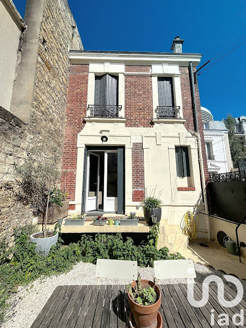 découvrez une maison à rénover à prix bas, idéalement située près du 15e arrondissement de paris. opportunité unique pour un projet immobilier accessible et proche de toutes commodités.
