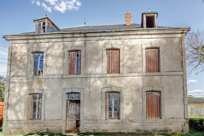 découvrez cette charmante maison à rénover située à proximité de paris, offrant un fort potentiel pour créer votre résidence idéale dans un emplacement privilégié.
