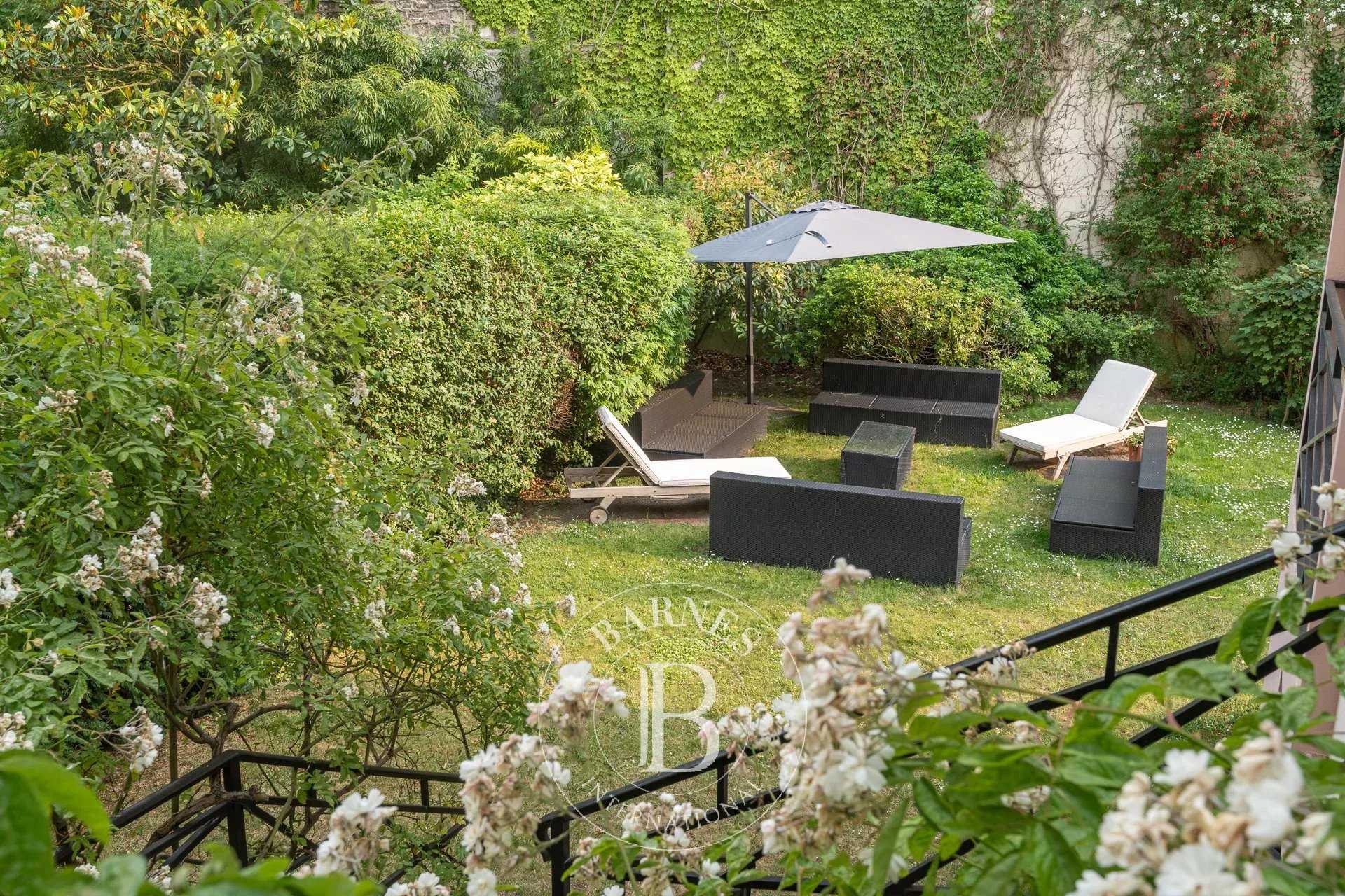 découvrez cette maison rénovée à vendre dans le 15e arrondissement de paris, alliant charme et modernité, idéale pour un cadre de vie confortable et élégant.