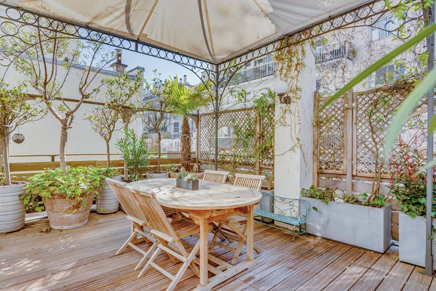 découvrez cette maison rénovée à vendre dans le 15e arrondissement de paris, alliant charme authentique et confort moderne, idéale pour un achat immobilier réussi.