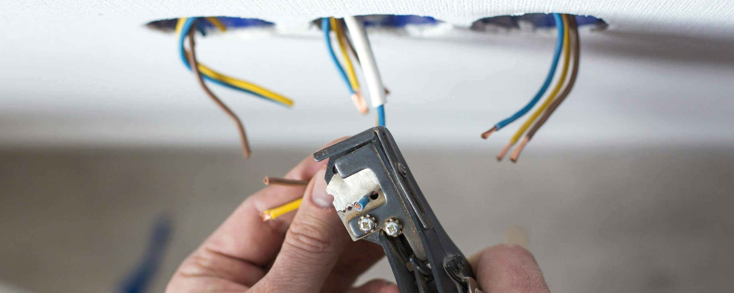 assurez une mise aux normes électriques sereine et sécurisée avec nos experts qualifiés, pour un habitat conforme et protégé.