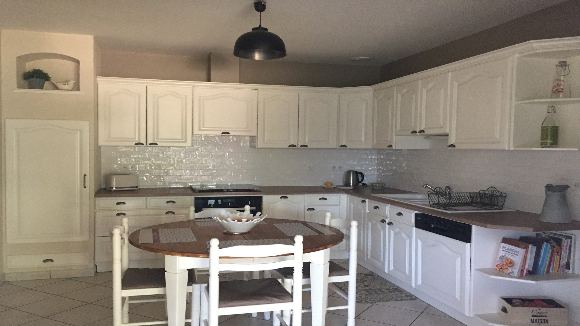 découvrez comment moderniser votre cuisine avec des astuces innovantes et des idées tendances pour un espace à la fois élégant et fonctionnel.