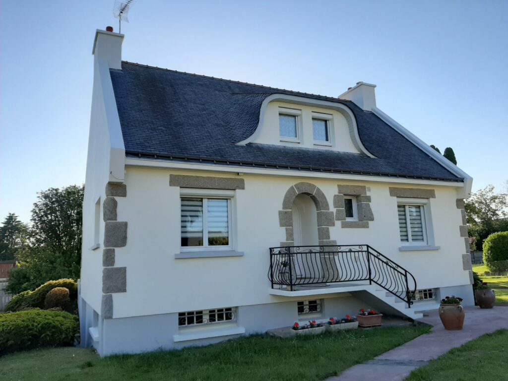 découvrez comment moderniser une façade néo-bretonne tout en préservant son charme authentique grâce à des solutions élégantes et durables.