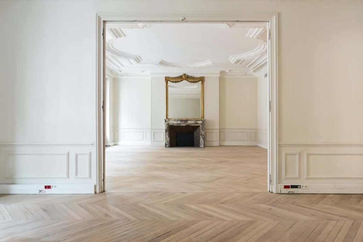 découvrez un mur haussmannien authentique alliant élégance et charme du paris classique pour sublimer votre intérieur.