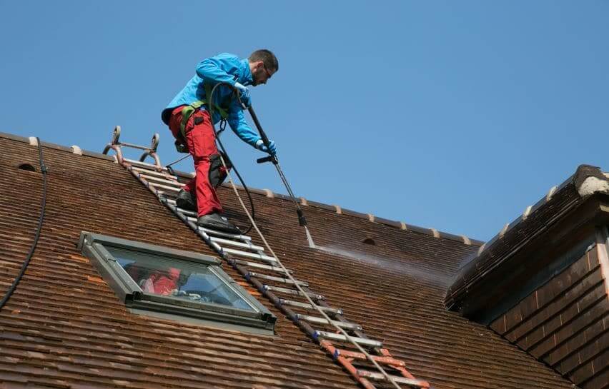 découvrez nos conseils pour un nettoyage de toiture efficace tout en réalisant des économies. astuces pratiques et solutions économiques pour entretenir votre toit.