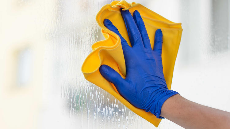 découvrez nos astuces efficaces pour un nettoyage de vitres impeccable et sans traces, pour des fenêtres éclatantes de propreté.