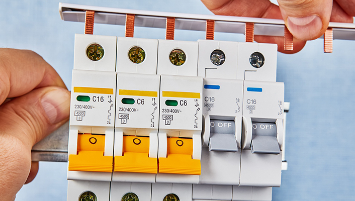 découvrez les normes électriques essentielles pour garantir la sécurité et la conformité de vos installations électriques.