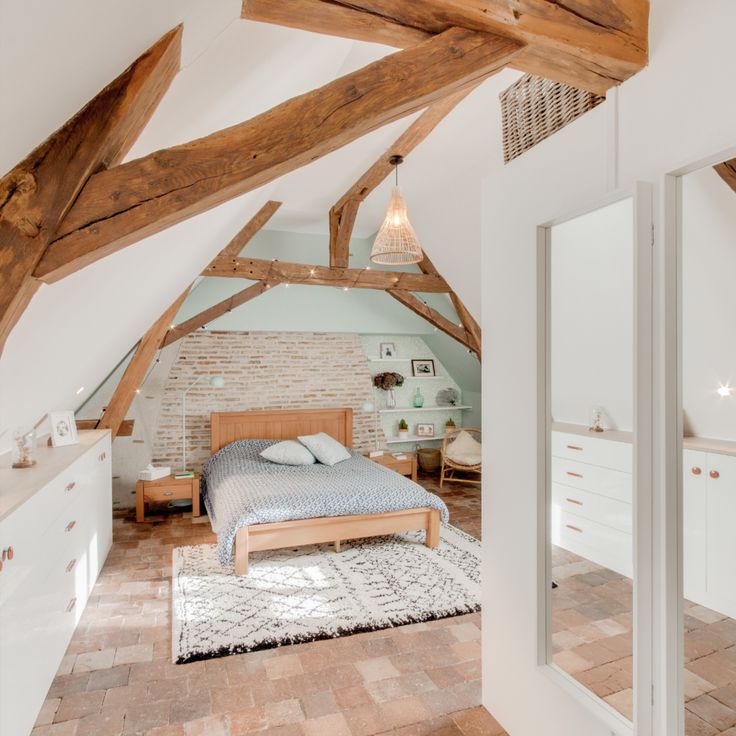 découvrez nos conseils pratiques pour optimiser l'aménagement de vos combles et maximiser l'espace disponible tout en apportant confort et style à votre intérieur.