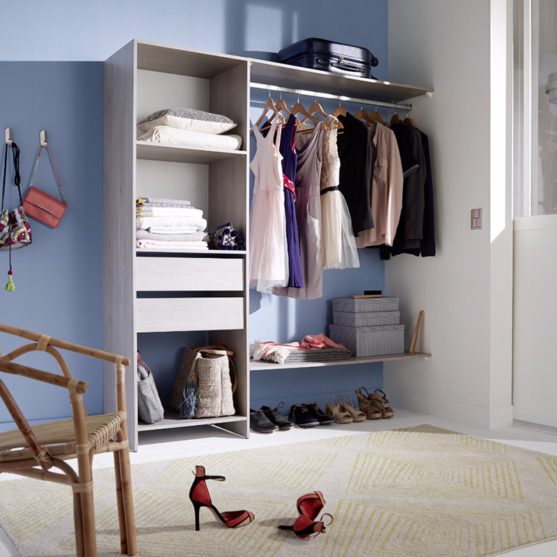 découvrez des astuces pratiques pour optimiser votre dressing dans une petite chambre et gagner de l'espace sans compromis sur le style et la fonctionnalité.