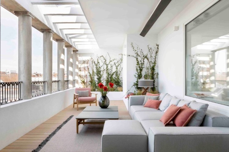 découvrez des astuces pratiques pour optimiser l'espace de votre loggia et transformer cet espace en un lieu fonctionnel et agréable.