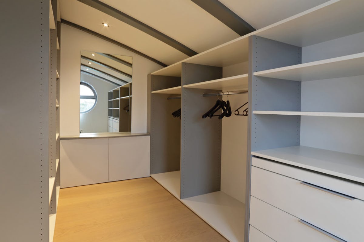 optimisez votre couloir avec des solutions de rangements élégants et fonctionnels, alliant style et praticité pour un espace organisé et accueillant.