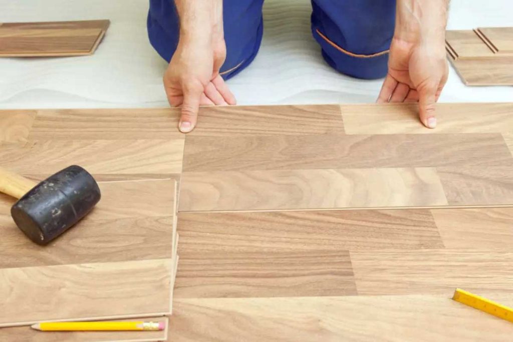 découvrez comment choisir l'orientation idéale pour la pose de votre parquet, afin d'optimiser l'esthétique et la luminosité de vos espaces.