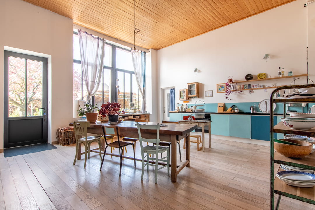 découvrez nos conseils pour bien choisir l'orientation de votre pose de parquet et sublimer votre intérieur avec style et harmonie.