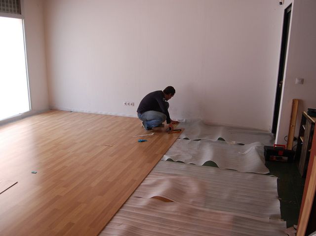 découvrez nos conseils pour choisir l'orientation idéale de votre pose de parquet afin d'embellir et d'agrandir visuellement vos espaces.