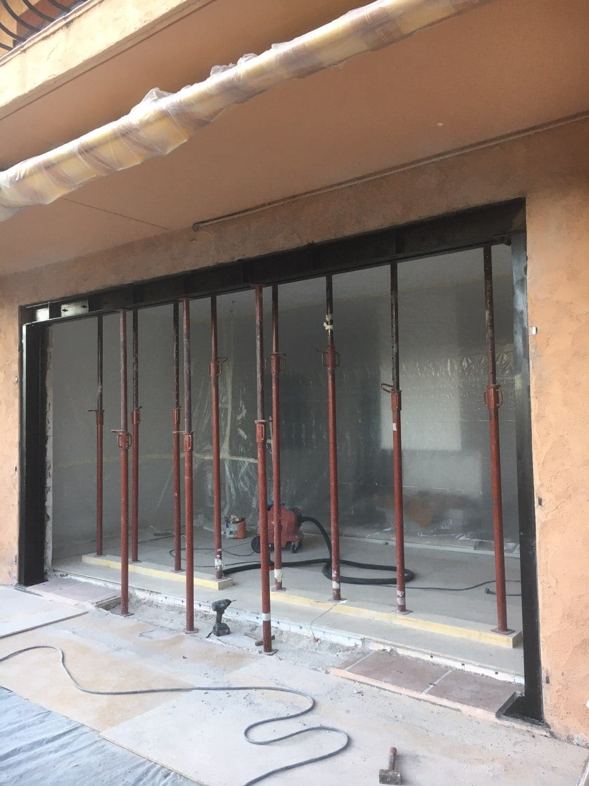 découvrez comment réaliser une ouverture dans un mur porteur en toute sécurité grâce à nos conseils et solutions professionnelles adaptées à vos travaux de rénovation.