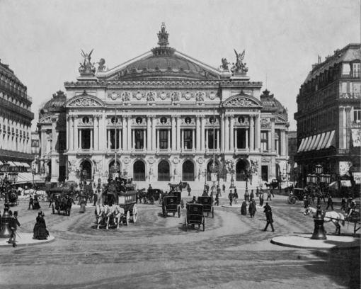 découvrez la transformation de paris avant et après les travaux du baron haussmann, une métamorphose urbaine qui a façonné la capitale française.