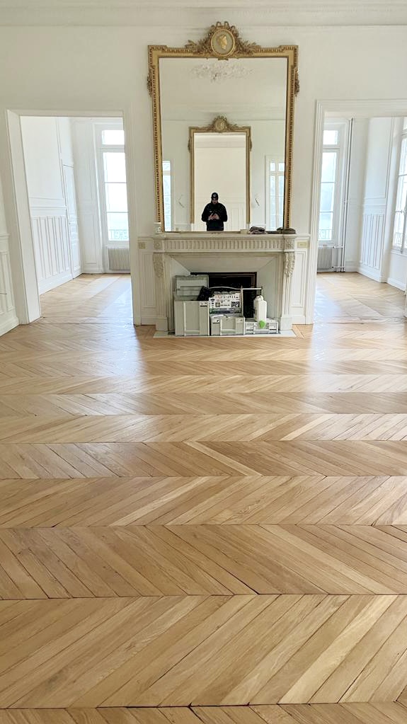 découvrez notre parquet élégant et moderne, idéal pour sublimer votre appartement avec style et raffinement.