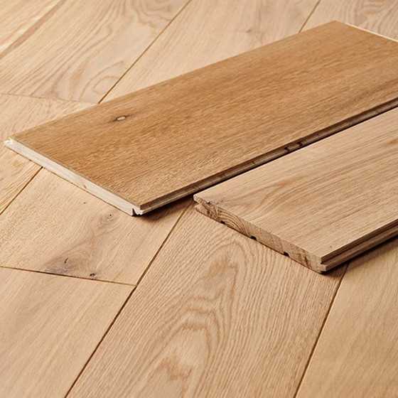 découvrez notre sélection de parquet massif, alliant élégance, durabilité et authenticité pour sublimer votre intérieur avec un revêtement de sol naturel et chaleureux.
