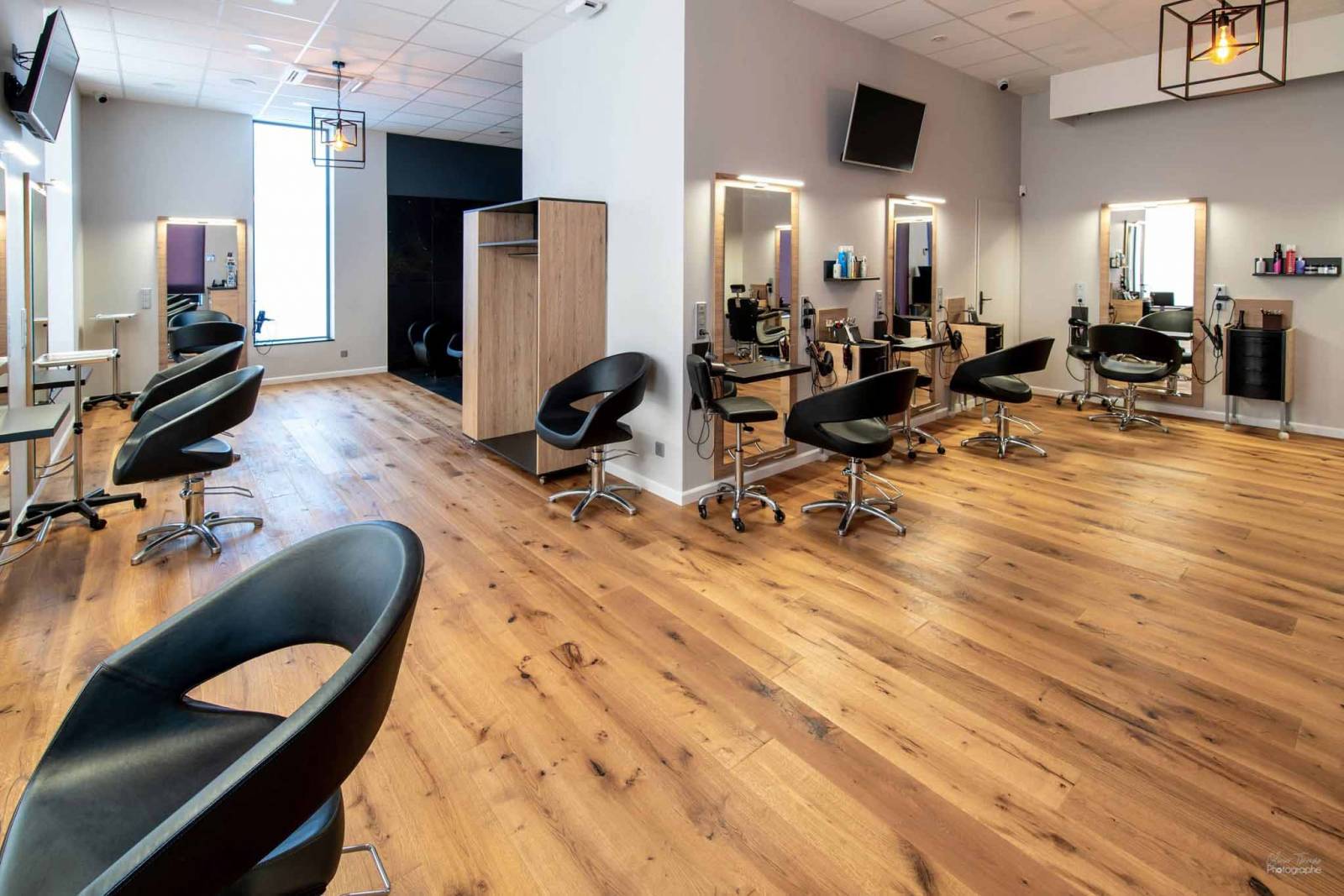 découvrez nos solutions de parquet pour salon alliant élégance et durabilité, pour un intérieur chaleureux et moderne.