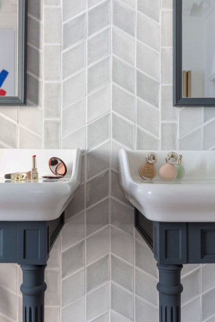 découvrez comment peindre les carreaux de votre salle de bain facilement pour un relooking rapide et économique. astuces, choix de peinture et étapes détaillées.