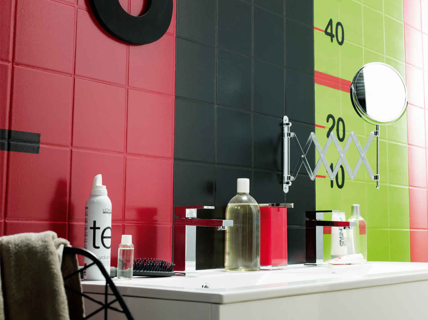 découvrez des astuces simples et efficaces pour peindre votre carrelage facilement et transformer votre intérieur à petit prix.