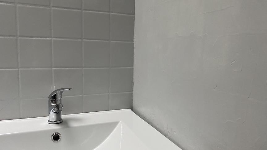 découvrez comment peindre le carrelage de votre salle de bain facilement et efficacement pour un relooking rapide et économique.