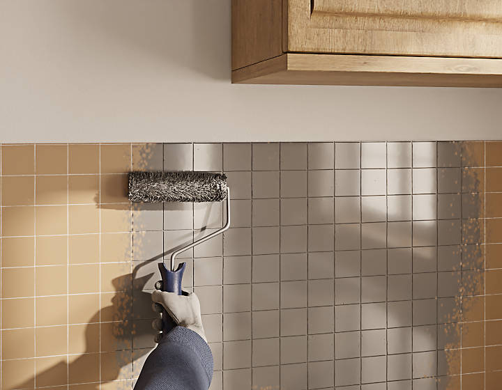 découvrez comment peindre le carrelage de votre salle de bain facilement et durablement pour une rénovation rapide et économique.