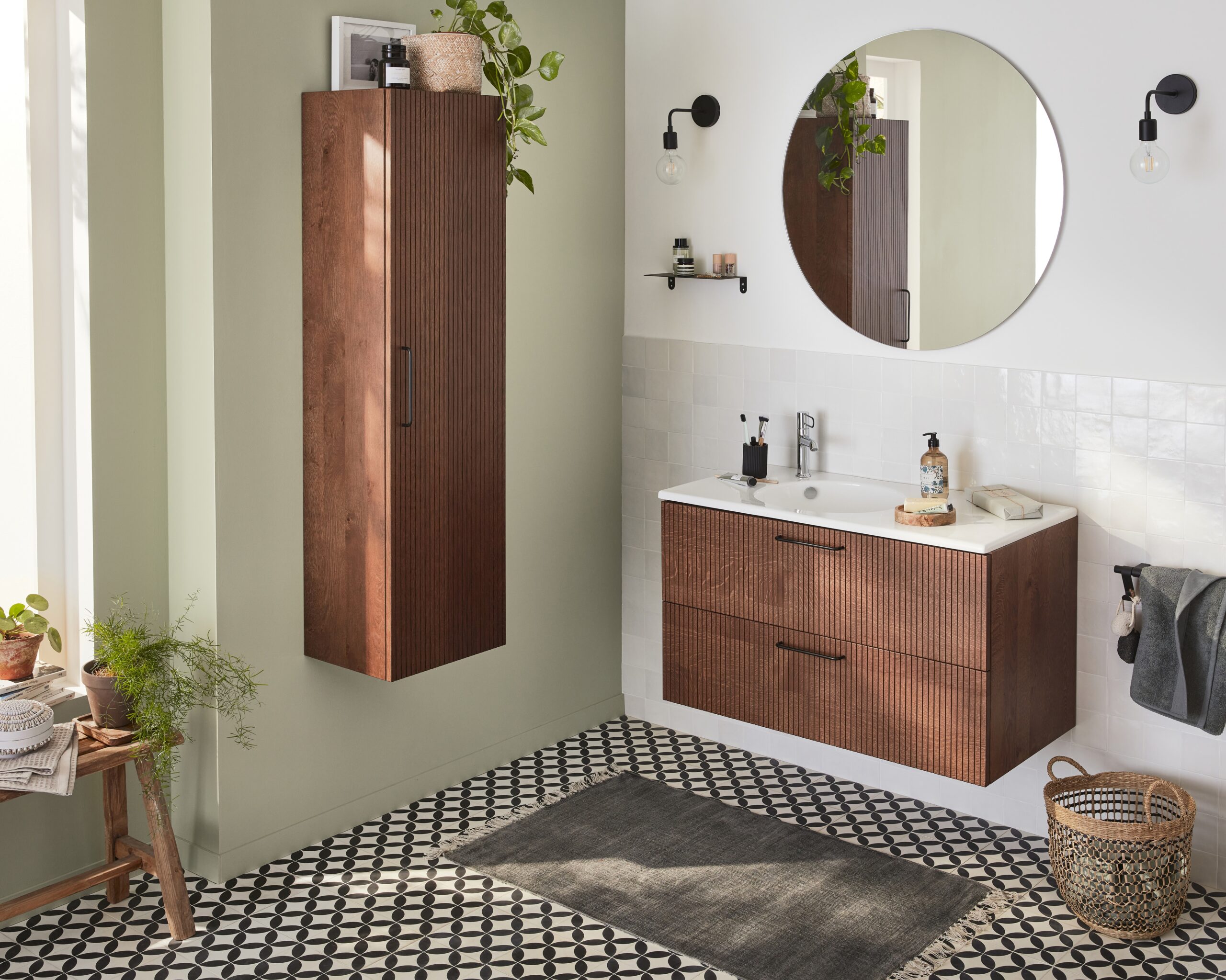 découvrez comment peindre le carrelage de votre salle de bain facilement et durablement pour lui donner un nouveau look moderne et personnalisé.