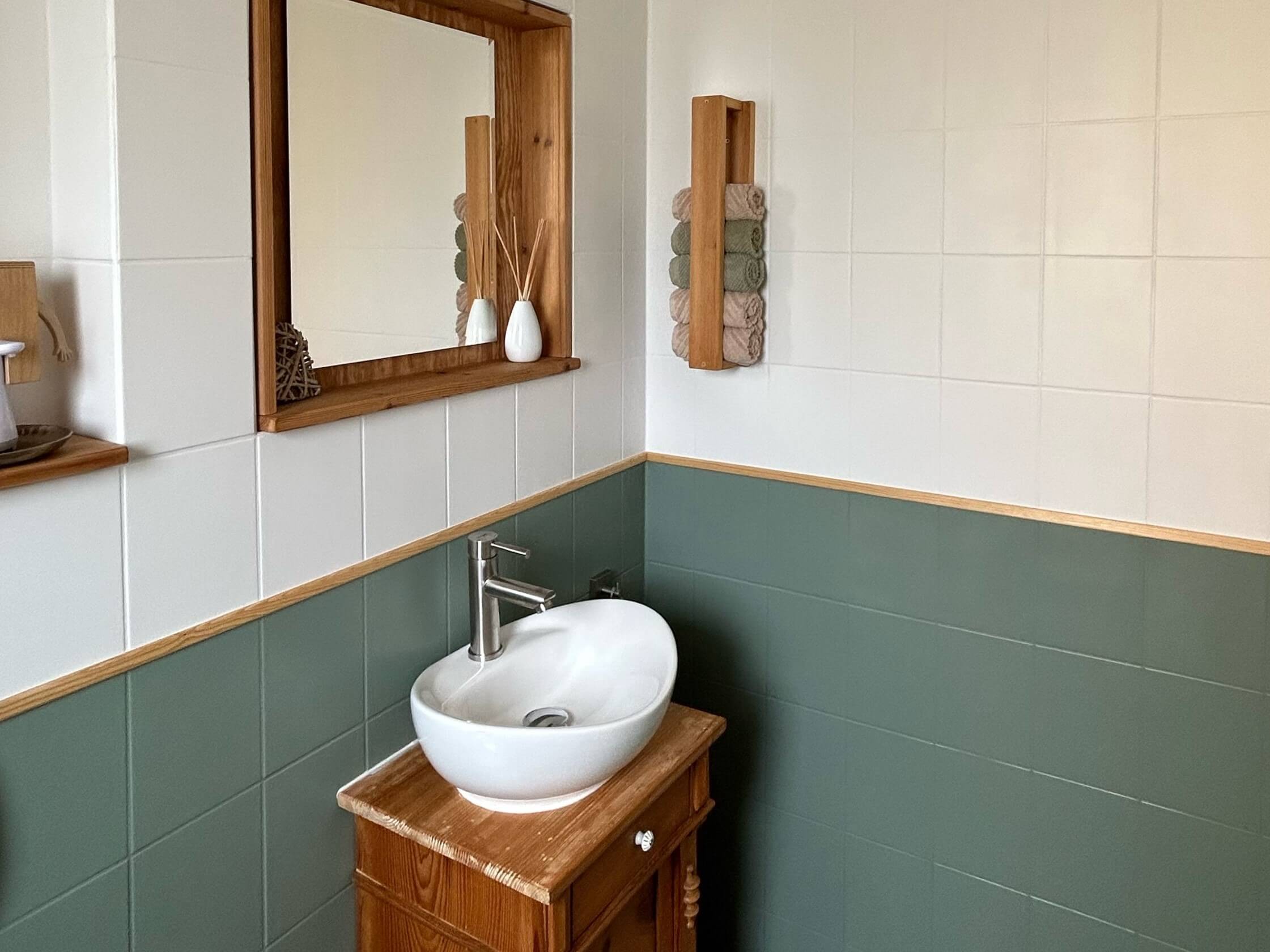 découvrez comment peindre le carrelage de votre salle de bain facilement pour lui donner un nouveau look moderne et frais, avec des astuces et conseils pratiques.