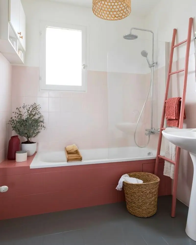 découvrez comment peindre le carrelage de votre salle de bain facilement et durablement pour lui donner un nouveau look moderne et rafraîchissant.