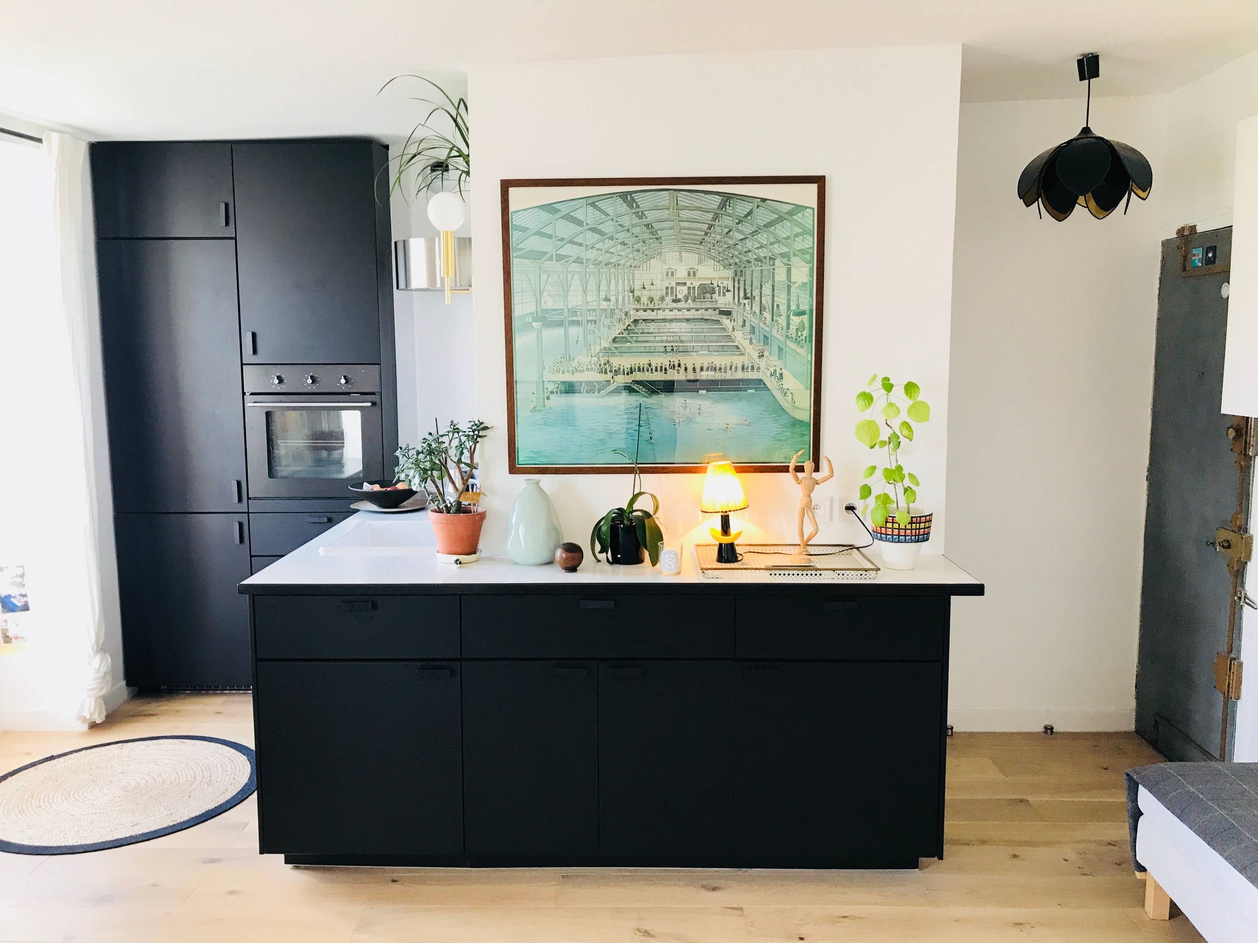 découvrez nos conseils déco pour réussir votre peinture noir mat dans la cuisine et créer un espace élégant et moderne.