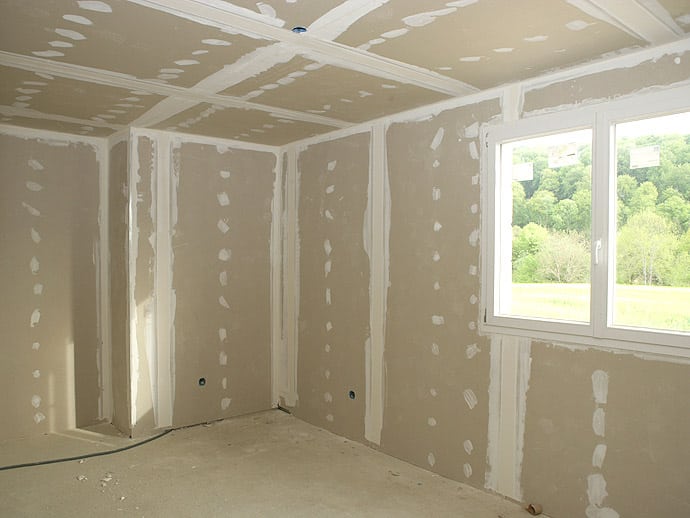 découvrez nos solutions en placoplâtre pour vos travaux de construction et rénovation : cloisons, plafonds, isolation thermique et acoustique, faciles à installer et durables.