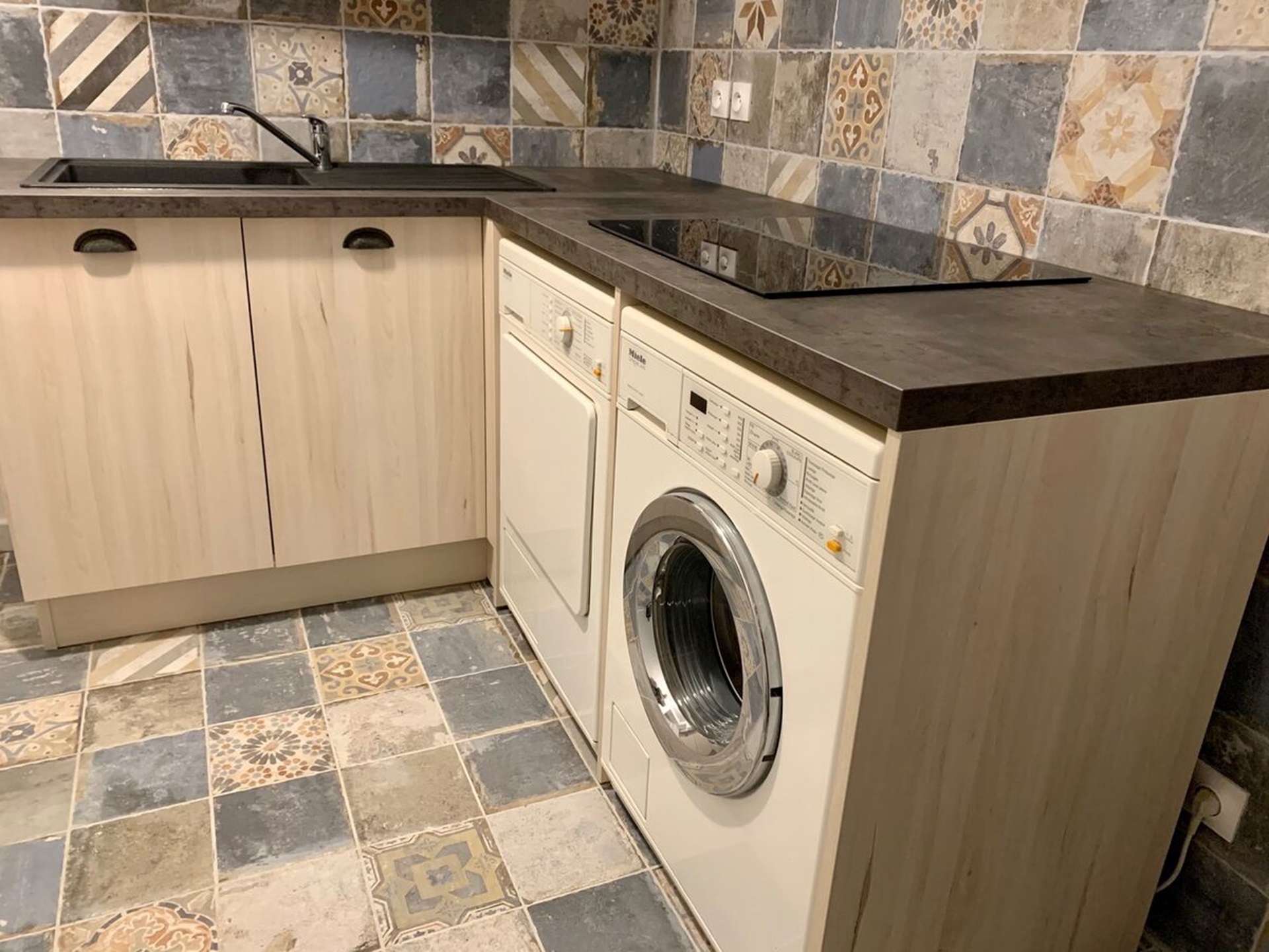 découvrez nos plans de cuisine sur mesure à paris 15, conçus pour optimiser votre espace et allier design et fonctionnalité. contactez nos experts pour un aménagement personnalisé.