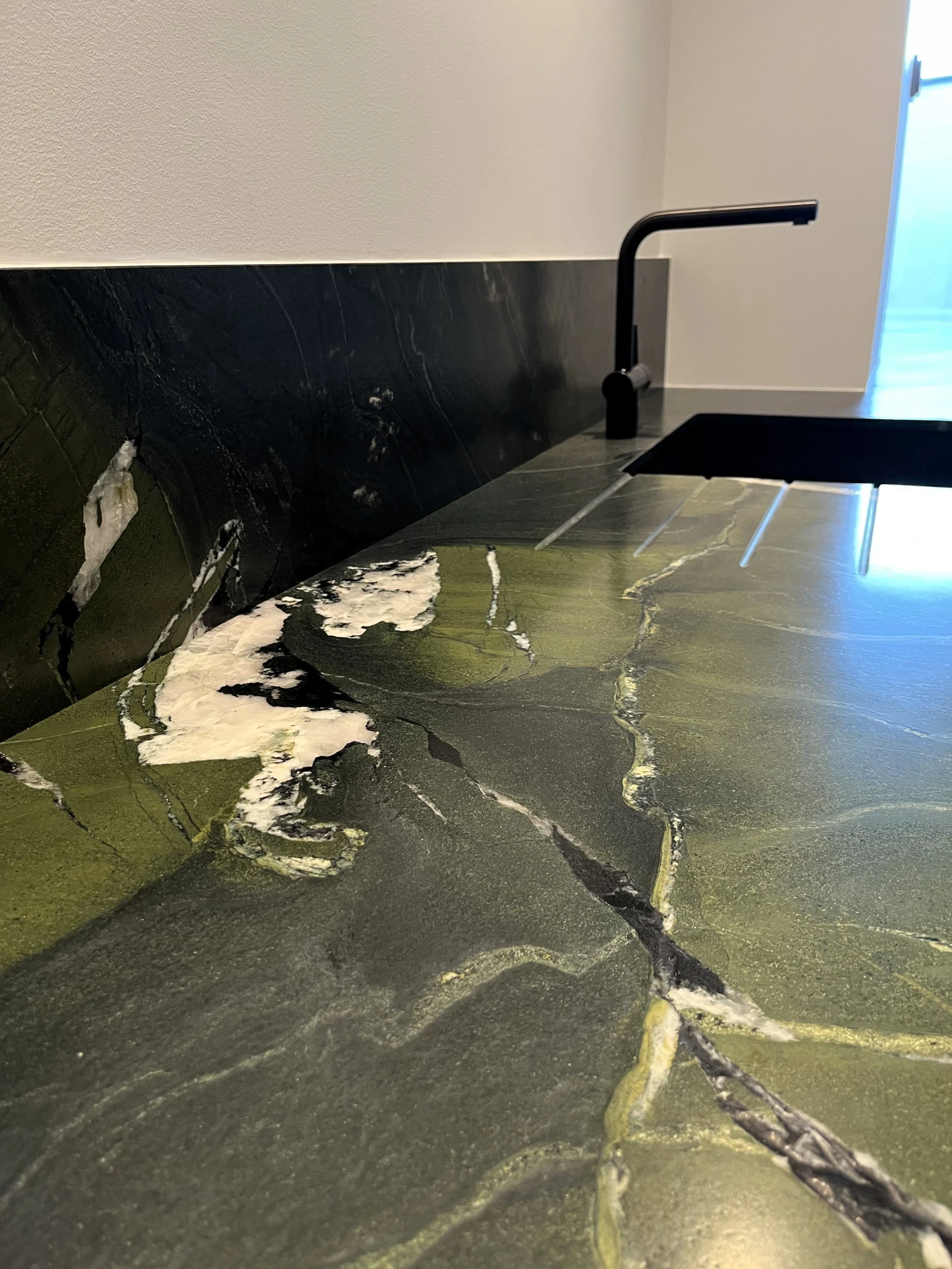 découvrez nos plans de cuisine sur mesure à paris 15, conçus pour optimiser votre espace et s'adapter à vos besoins. qualité et design personnalisés garantis.