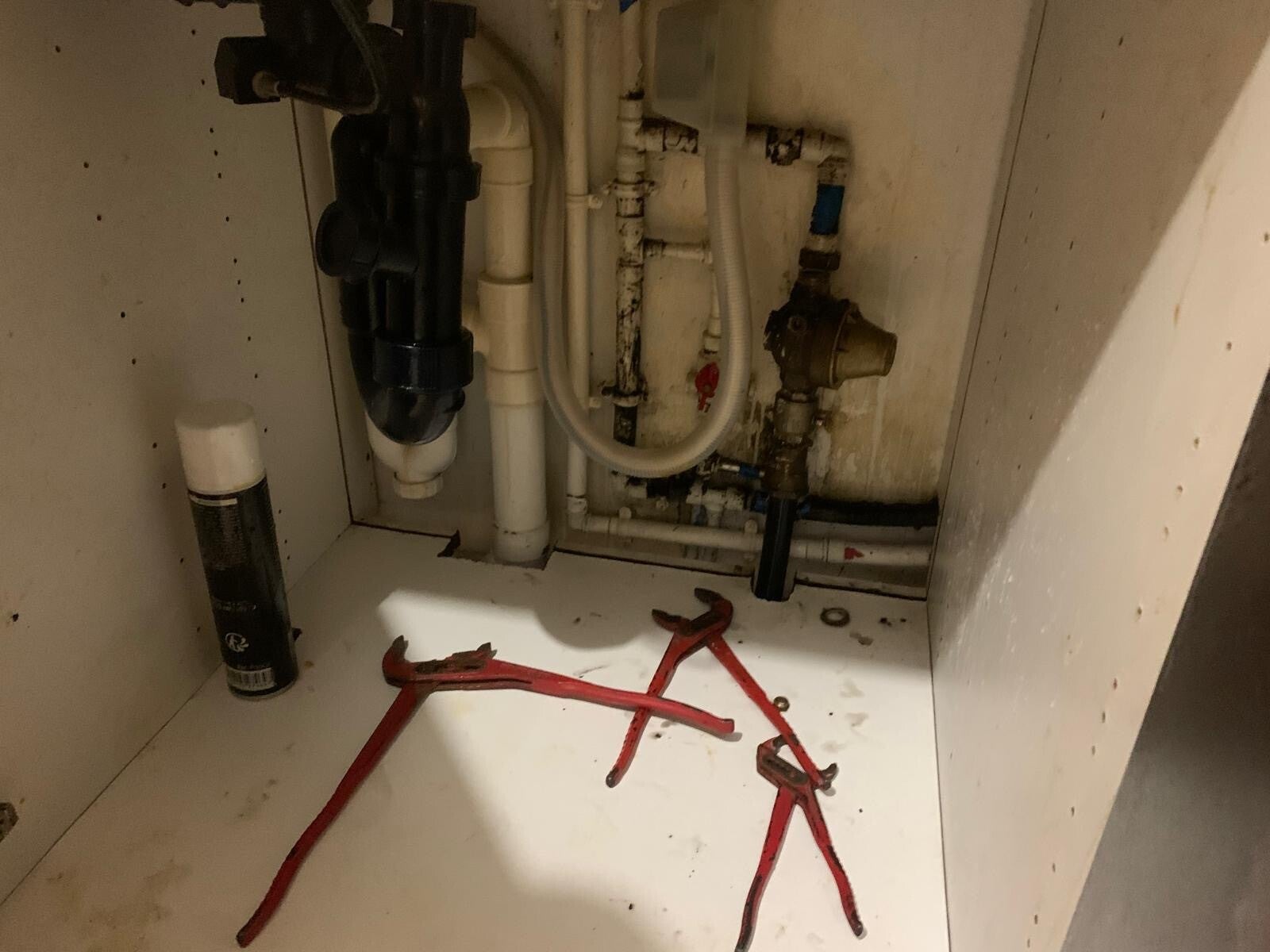 plombier paris 17 dépannage rapide et efficace pour toutes vos urgences plomberie. intervention 24h/24, réparations, débouchage et installation.