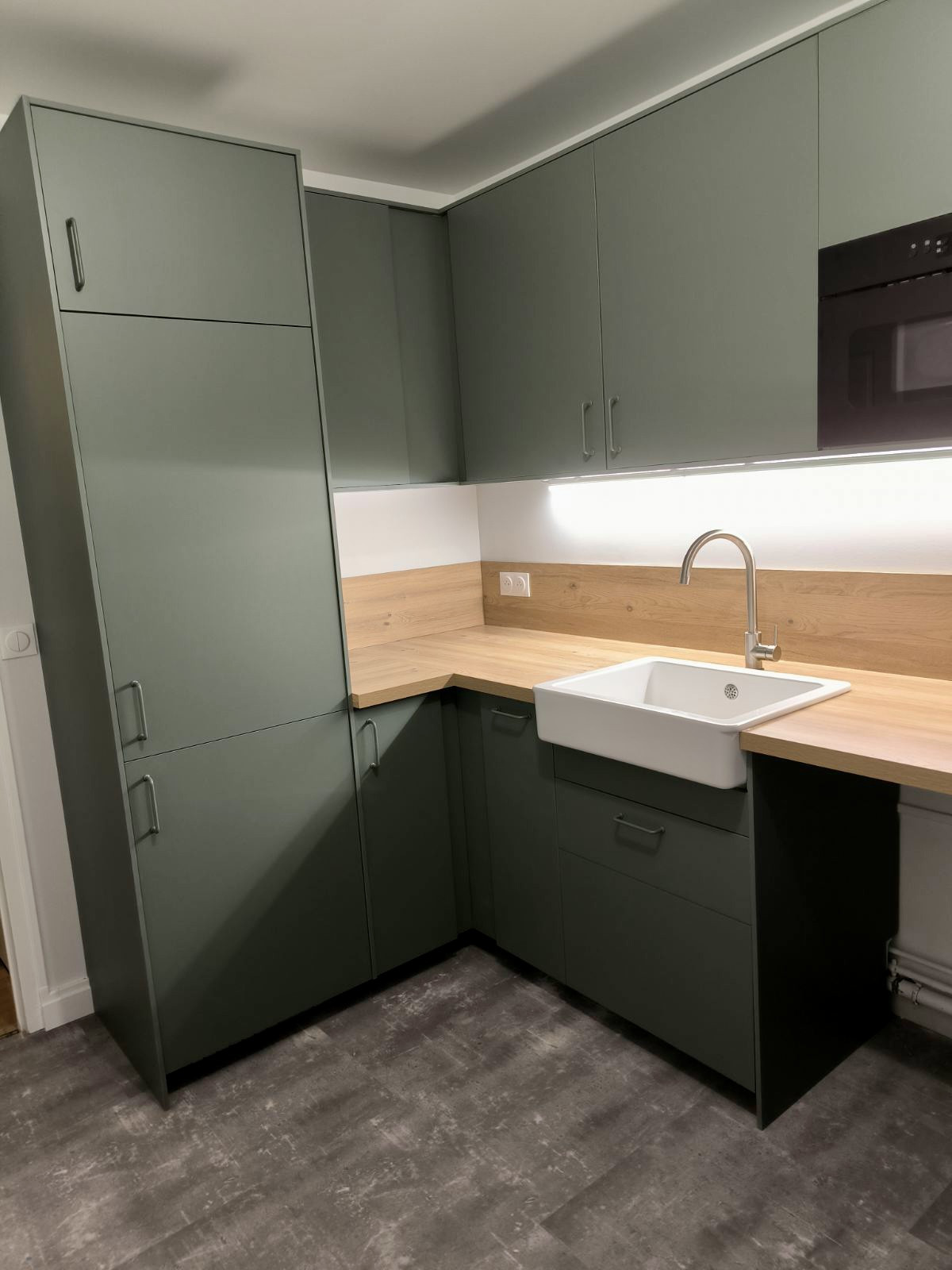 découvrez nos services professionnels pour la pose de cuisine sur mesure, alliant qualité, rapidité et design adapté à vos besoins.