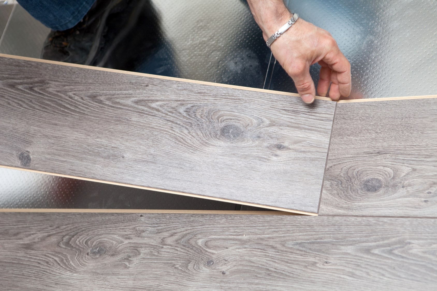 découvrez nos conseils clés pour réussir la pose de votre parquet, étape par étape, et profiter d'un sol élégant et durable.