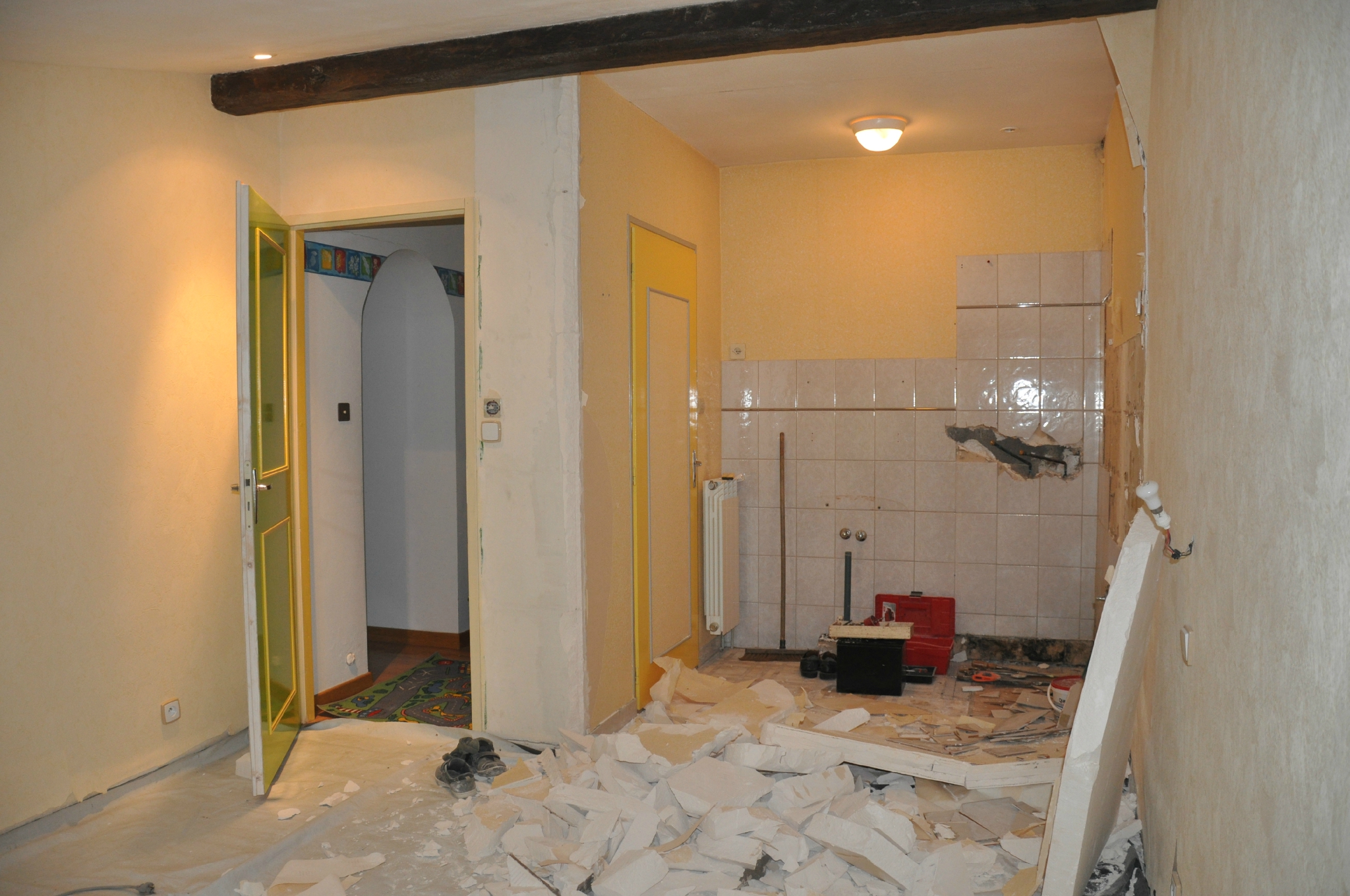 découvrez les prix d'abattage de cloisons, un guide complet pour estimer le coût des travaux de démolition légère dans votre intérieur.