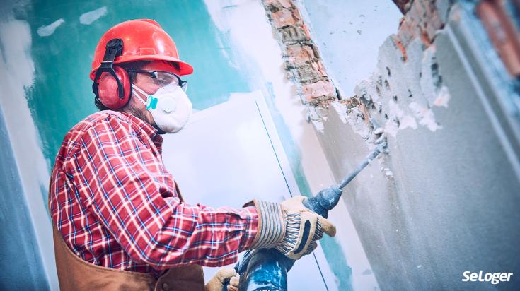 découvrez les prix pour abattre une cloison et rénover vos espaces. guide complet des coûts et conseils pour réussir vos travaux de démolition intérieure.