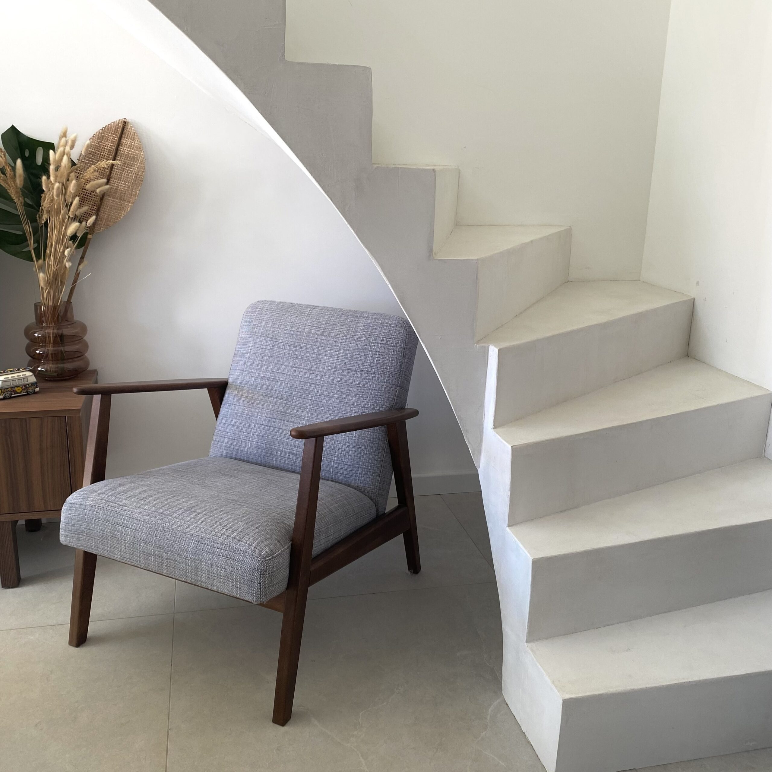 découvrez les prix du béton ciré intérieur pour sublimer vos sols et murs. guide complet des tarifs, avantages et conseils pour choisir votre revêtement décoratif.