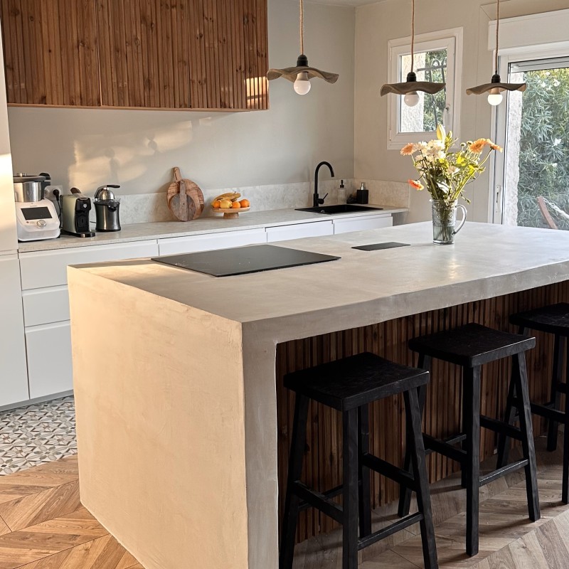 découvrez les prix du béton ciré pour votre plan de cuisine et trouvez la solution idéale alliant design et durabilité selon votre budget.
