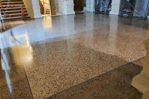 découvrez le prix au m² du béton ciré pour sol : guide complet des tarifs, matériaux et pose pour aménager votre intérieur avec style et modernité.