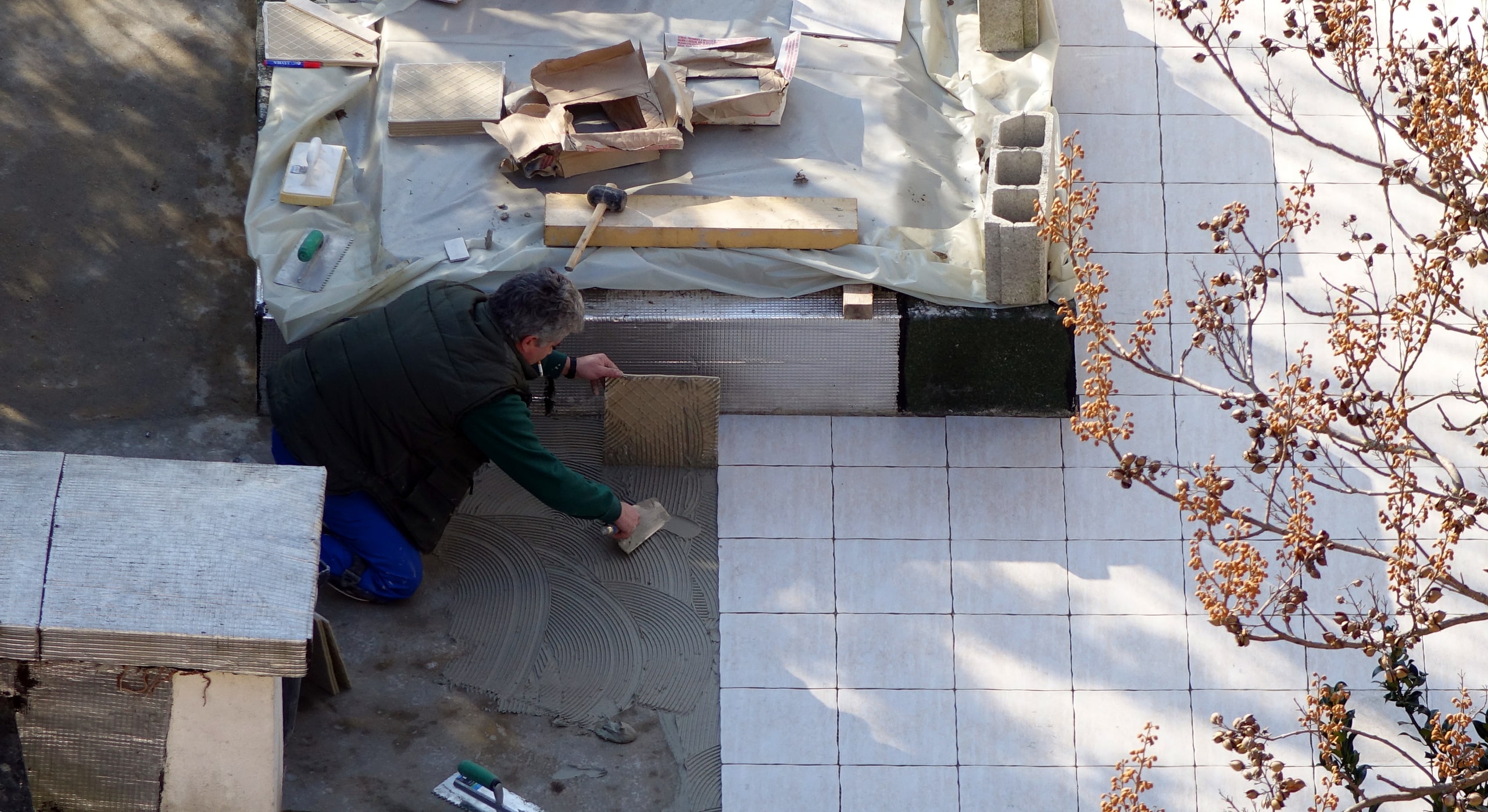 découvrez les prix des carreleurs pour la pose de terrasse. obtenez des devis précis et comparez les tarifs pour un projet de qualité adapté à votre budget.