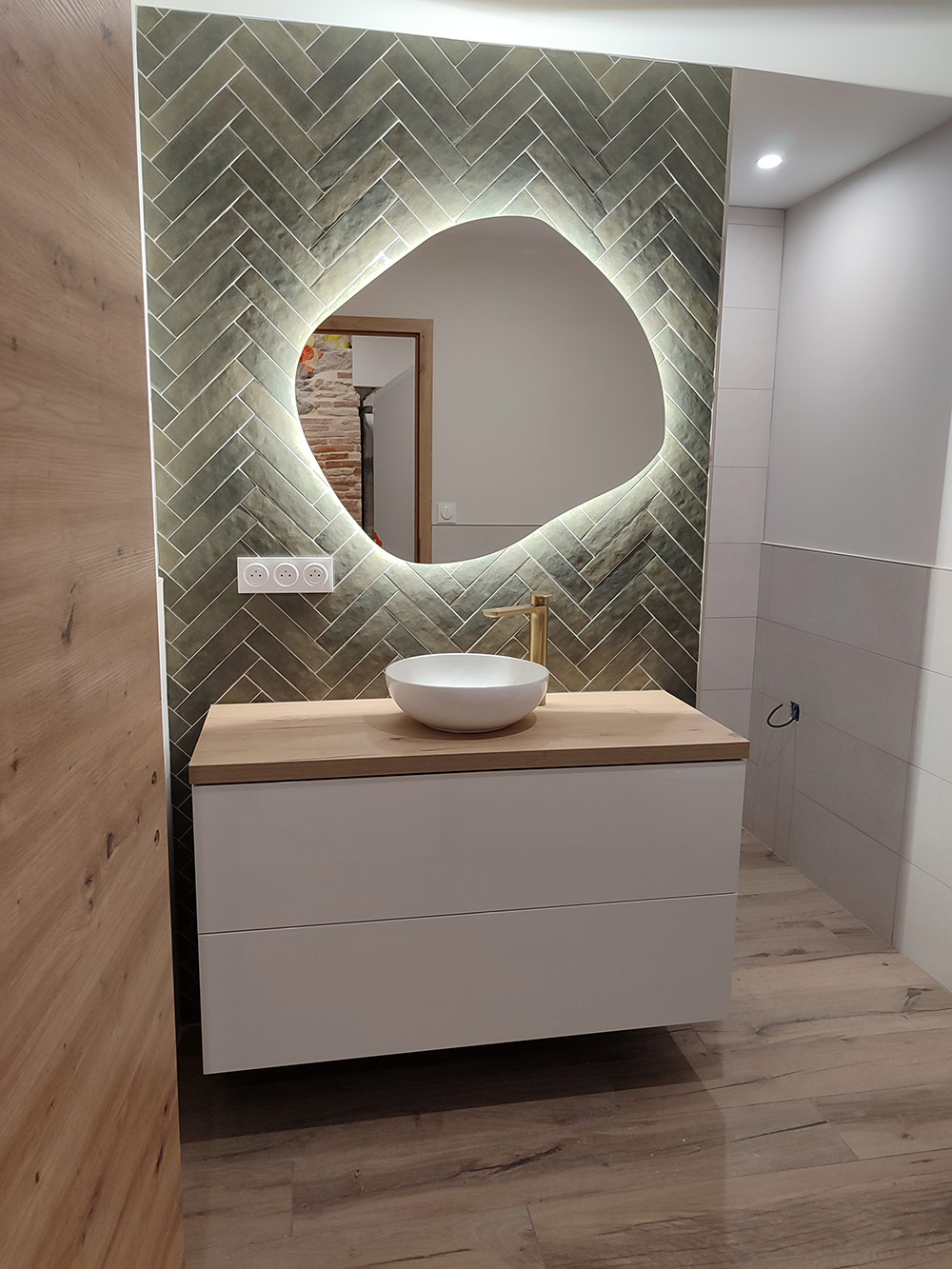 découvrez les tarifs pour le changement de carrelage de votre salle de bain. estimez le coût des matériaux et de la pose pour un projet réussit.