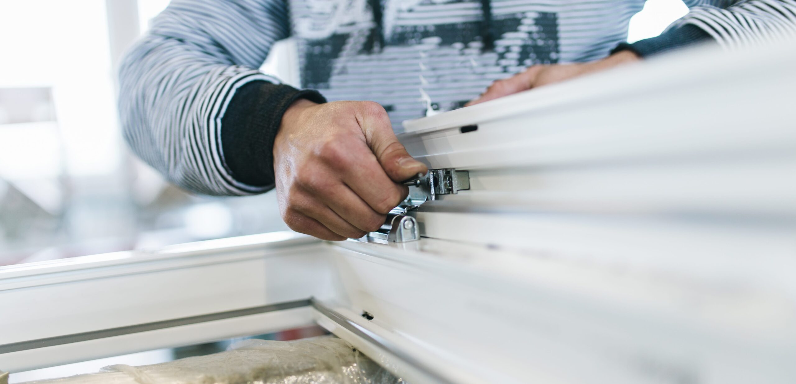 découvrez les prix pour le changement de fenêtre et porte-fenêtre, avec des conseils pour choisir le meilleur rapport qualité-prix et améliorer l'isolation de votre habitat.